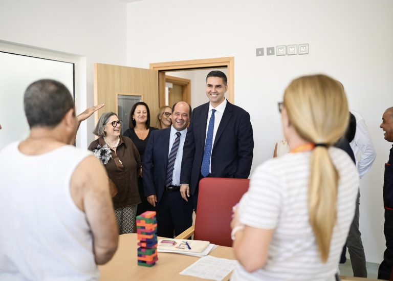 Id-Deputat Prim Ministru Ian Borg jiltaqa’ mal-pazjenti u l-ħaddiema fl-Isptar Monte Karmeli