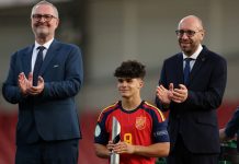 Bjorn Vassallo jippreżenta t-trofew u l-midalji lil Spanja … rebbieħa tal-Kampjonat Ewropew U/19