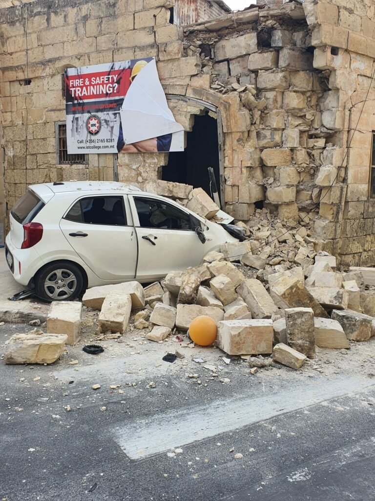 Żewġ minuri jweġġgħu wara li karozza ħabtet f’binja abbandunata