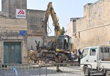 Titneħħa l-karozza li baqgħet dieħla f’ħajt f’Ħ’Attard