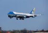 Informazzjoni ta’ possibilità ta’ theddida… Trump ibiddel l-ajruplan u ħalla ġurnalisti u staff tiegħu fuq l-Air Force One b’theddida