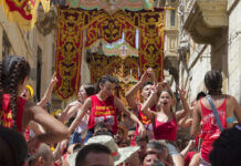 It-tqabbil fil-festa ta’ San Lawrenz… taħlita ta’ tifħir lill-qaddis li jitħallat mal-aspett patrijottiku