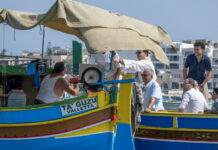 Marsaxlokk jilqa’ l-bidu tal-istaġun tal-lampuki bit-tberik tad-dgħajjes u l-bastimenti
