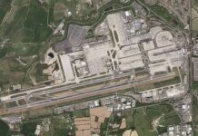 Raġel miet bil-kesħa moħbi fil-mekkaniżmu tal-inżul ta’ ajruplan