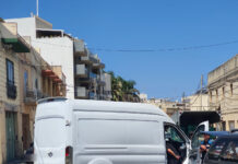 Raġel isofri ġrieħi serji wara li splodiet il-batterija tal-vann u ħadet in-nar