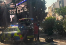 Raġel jittajjar minn karozza fi Triq l-Imdina