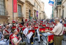 Il-Banda tal-Marina tal-Istati Uniti, il-Forzi Armati ta’ Malta u l-Assoċjazzjoni tal-Għaqdiet Baned Maltin Jingħaqdu Permezz tal-Mużika biex Jiċċelebraw Freedom 250