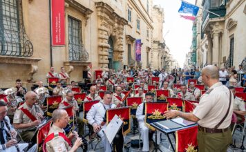 Il-Banda tal-Marina tal-Istati Uniti, il-Forzi Armati ta’ Malta u l-Assoċjazzjoni tal-Għaqdiet Baned Maltin Jingħaqdu Permezz tal-Mużika biex Jiċċelebraw Freedom 250
