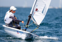 Katrina Micallef u Jeremy Zammit se jġorru l-bandiera Maltija fiċ-Ċerimonja tal-Għeluq tal-Logħob tal-Mediterran