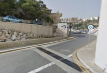 Ċiniża mgħaffġa ma’ ħajt fil-Port tal-Imġarr