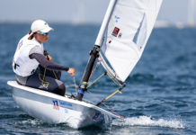 Katrina Micallef u Jeremy Zammit se jġorru l-bandiera Maltija fiċ-Ċerimonja tal-Għeluq tal-Logħob tal-Mediterran