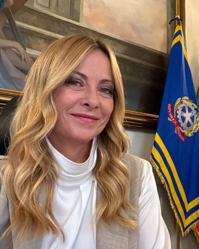 Meloni, ritratt li ttieħed wara li għaddiet il-liġi li tipprojbixxi l-burqa fl-iskejjel