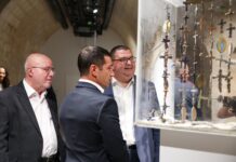 “Wara l-ħitan tal-ħabs hemm persuna”