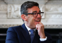 Il-Prim Ministru Andy Burnham ikompli jisħaq li l-VAR għandu jitneħħa mill-football Ingliż
