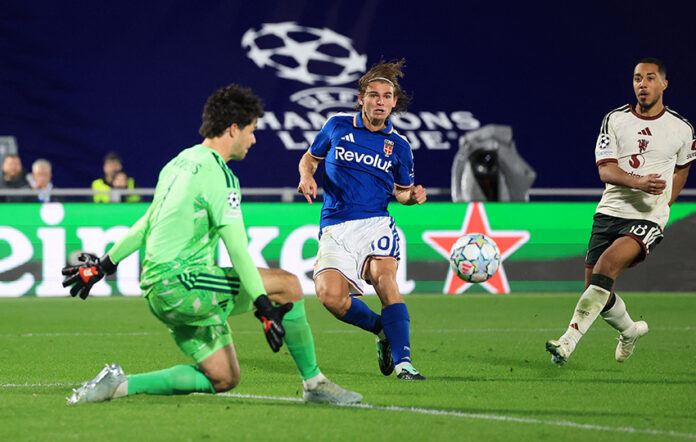 UEFA Champions League - Como v Manchester United