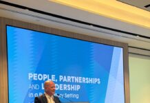 Is-Segretarju Parlamentari Deo Debattista jenfasizza l-importanza li l-persuna tkun fiċ-ċentru tas-servizzi tas-saħħa u tal-kura waqt konferenza internazzjonali f’Singapore