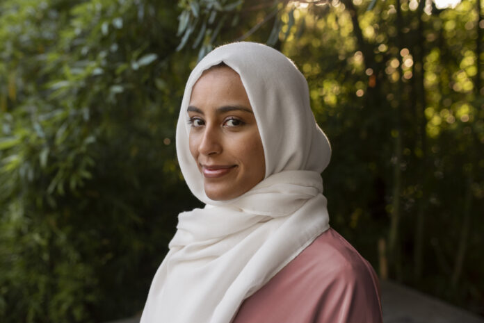 medium-shot-woman-wearing-halal-outdoors